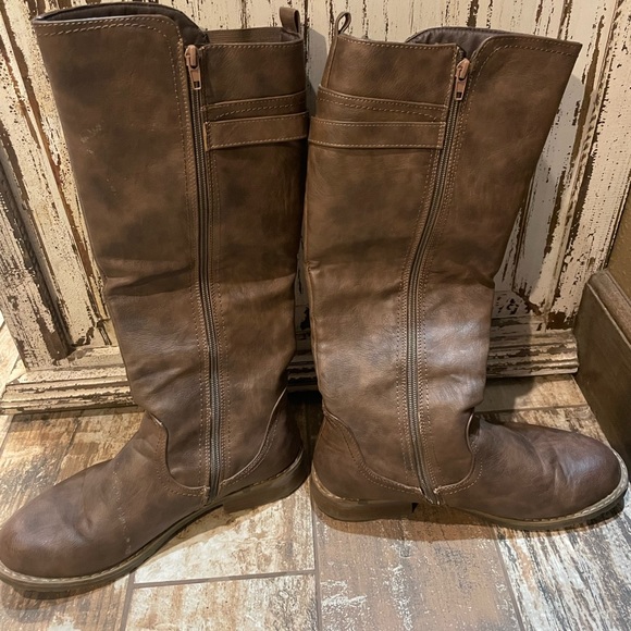 Tall boots - Picture 2 of 4